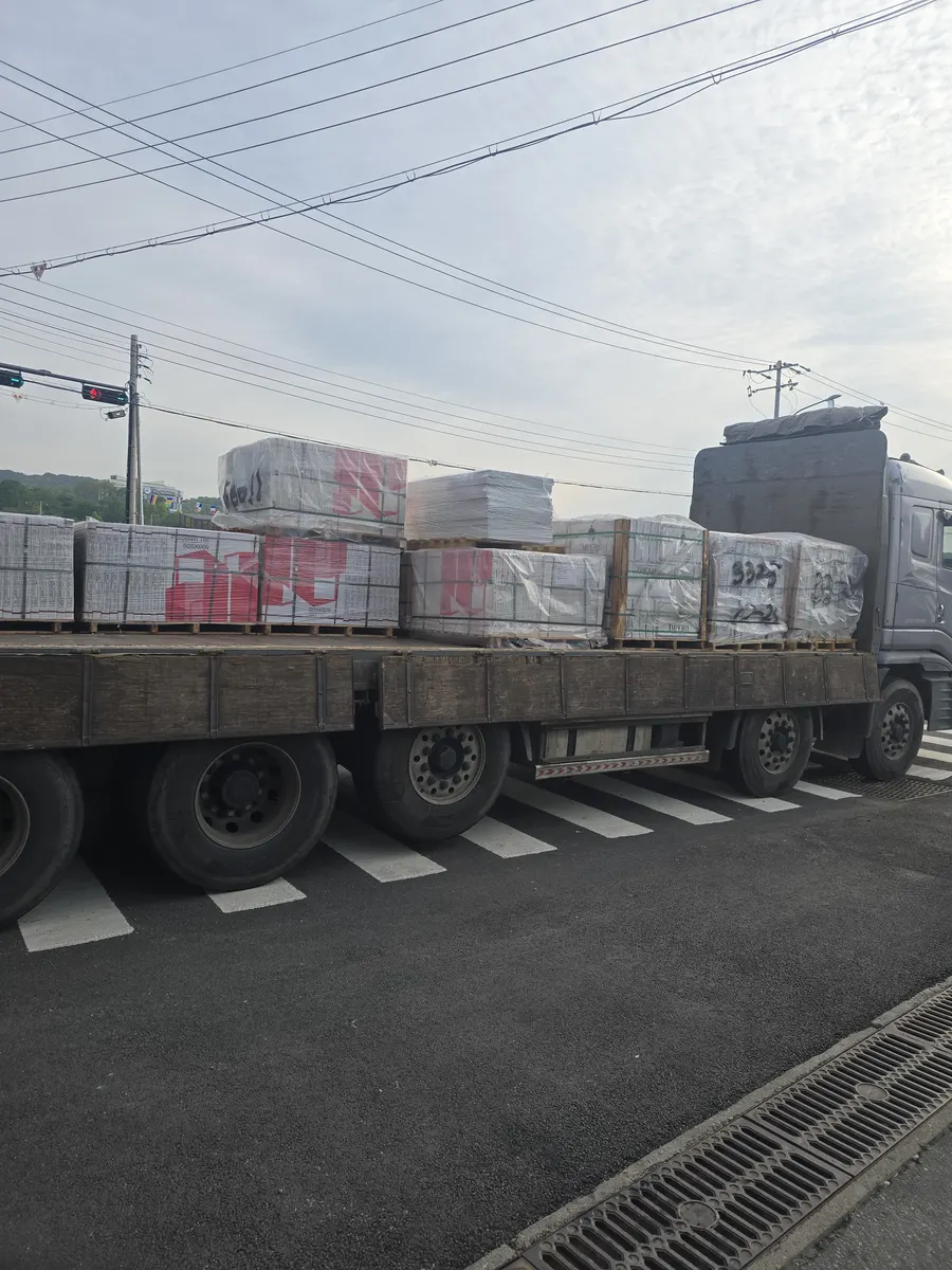 야산 인접 상업 건물 외부 진입로·포치 대형 포세린 타일 신규 시공 시공 전 경기 용인시 처인구