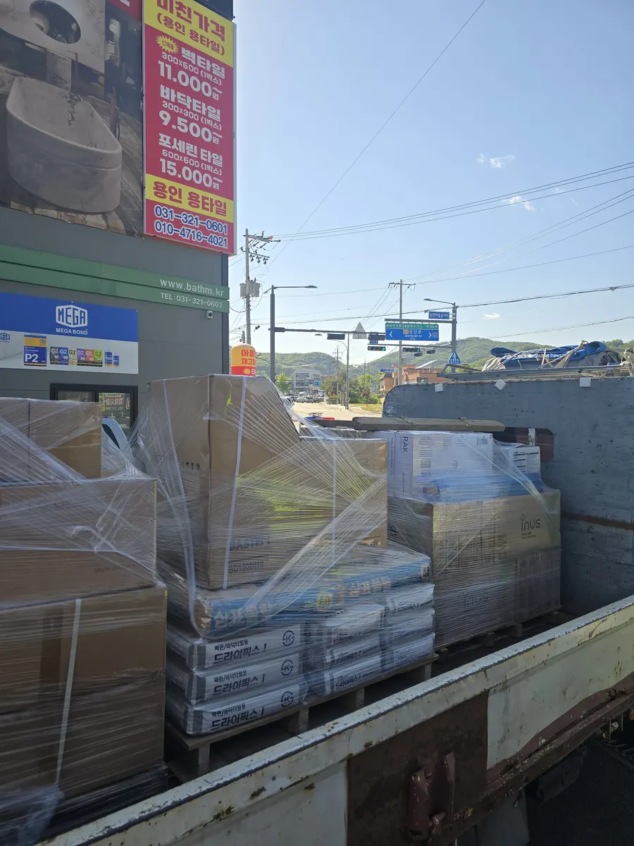 야산 인접 상업 건물 외부 진입로·포치 대형 포세린 타일 신규 시공 시공 후 경기 용인시 처인구