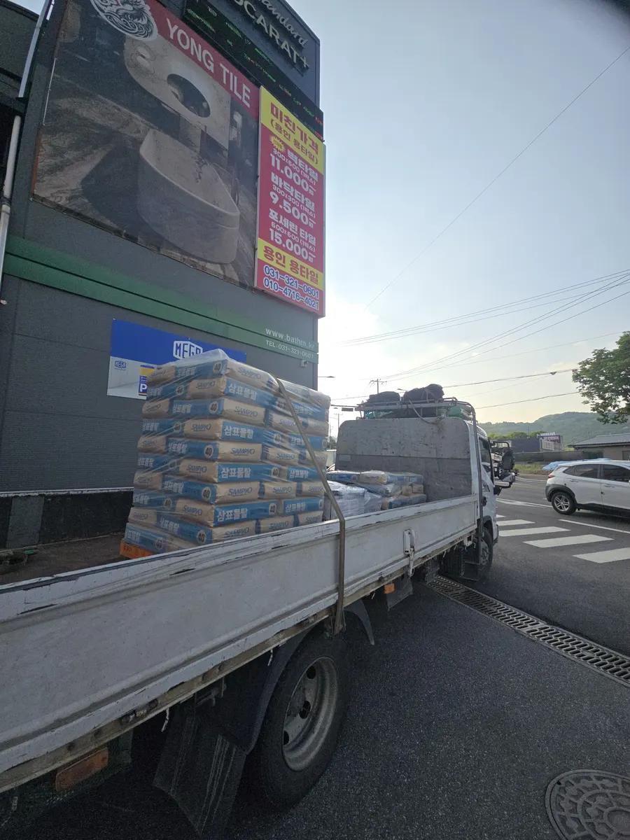 야산 인접 상업 건물 외부 진입로·포치 대형 포세린 타일 신규 시공